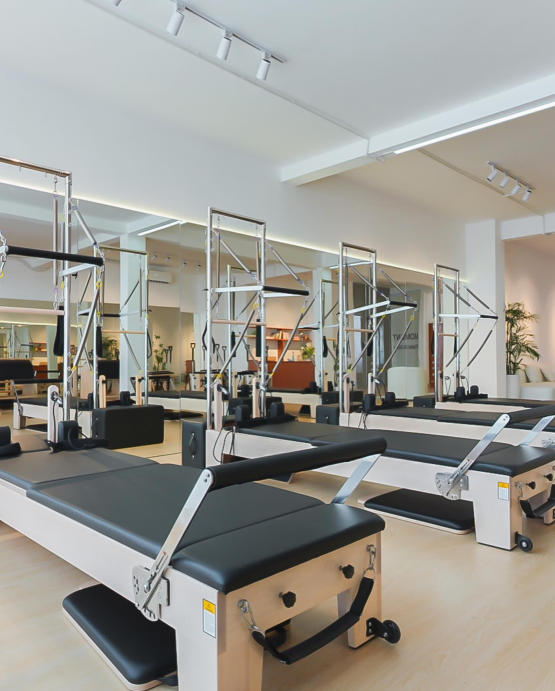 pilates reformer with tower.jpg pilates reformer with tower.jpg
